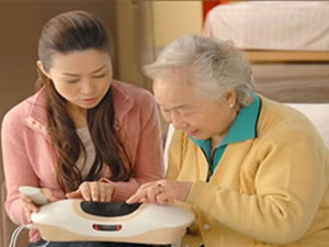 老年人使用电子按摩器要谨慎，小心出现不良反应！