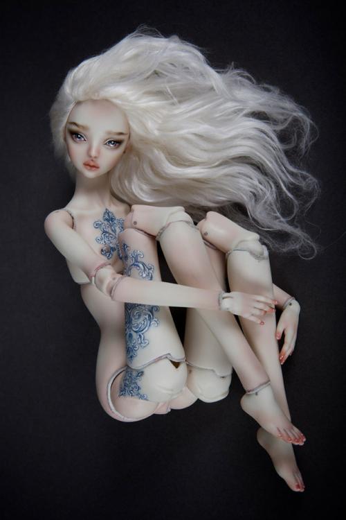 英国艺术家大胆创新，实体娃娃在一场开创性的艺术展览中亮相。